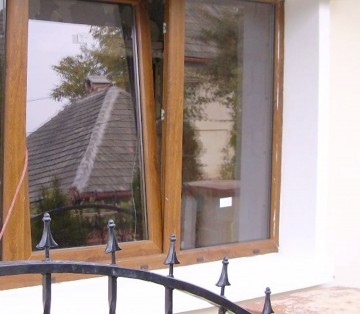 O persoană din Valu s-a trezit cu hoţii în casă: demontau ferestrele
